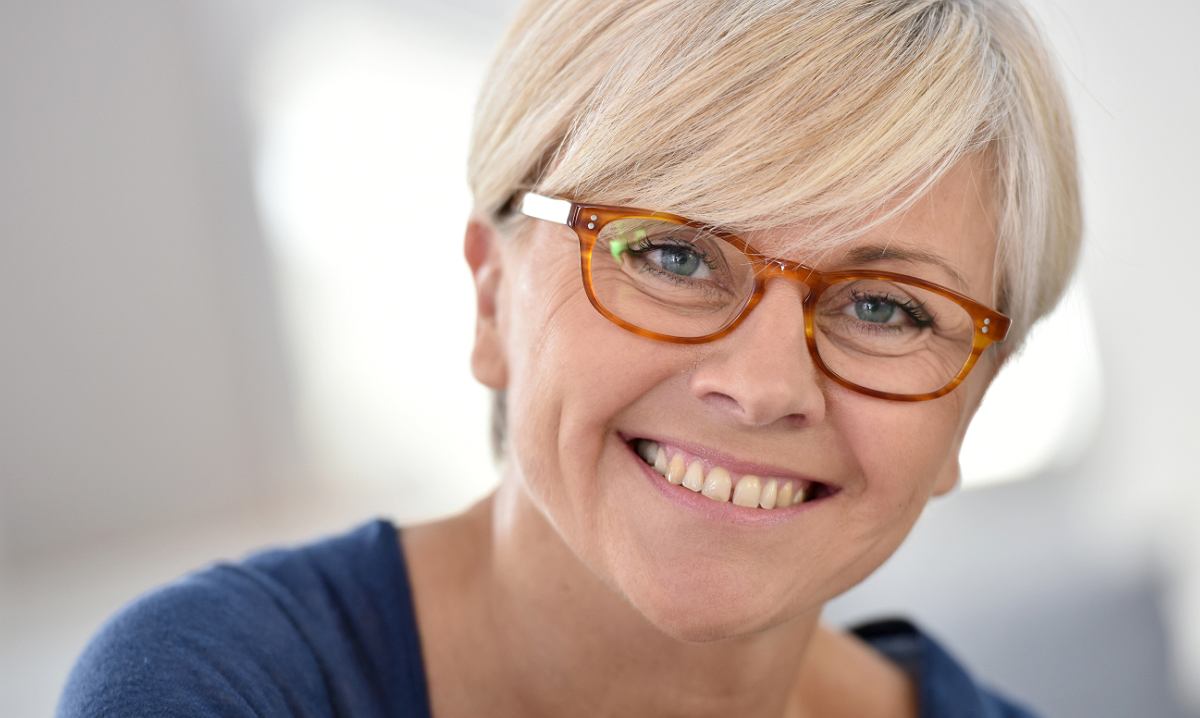 Jakie będą odpowiednie fryzury damskie krótkie dla 50 latki w okularach?